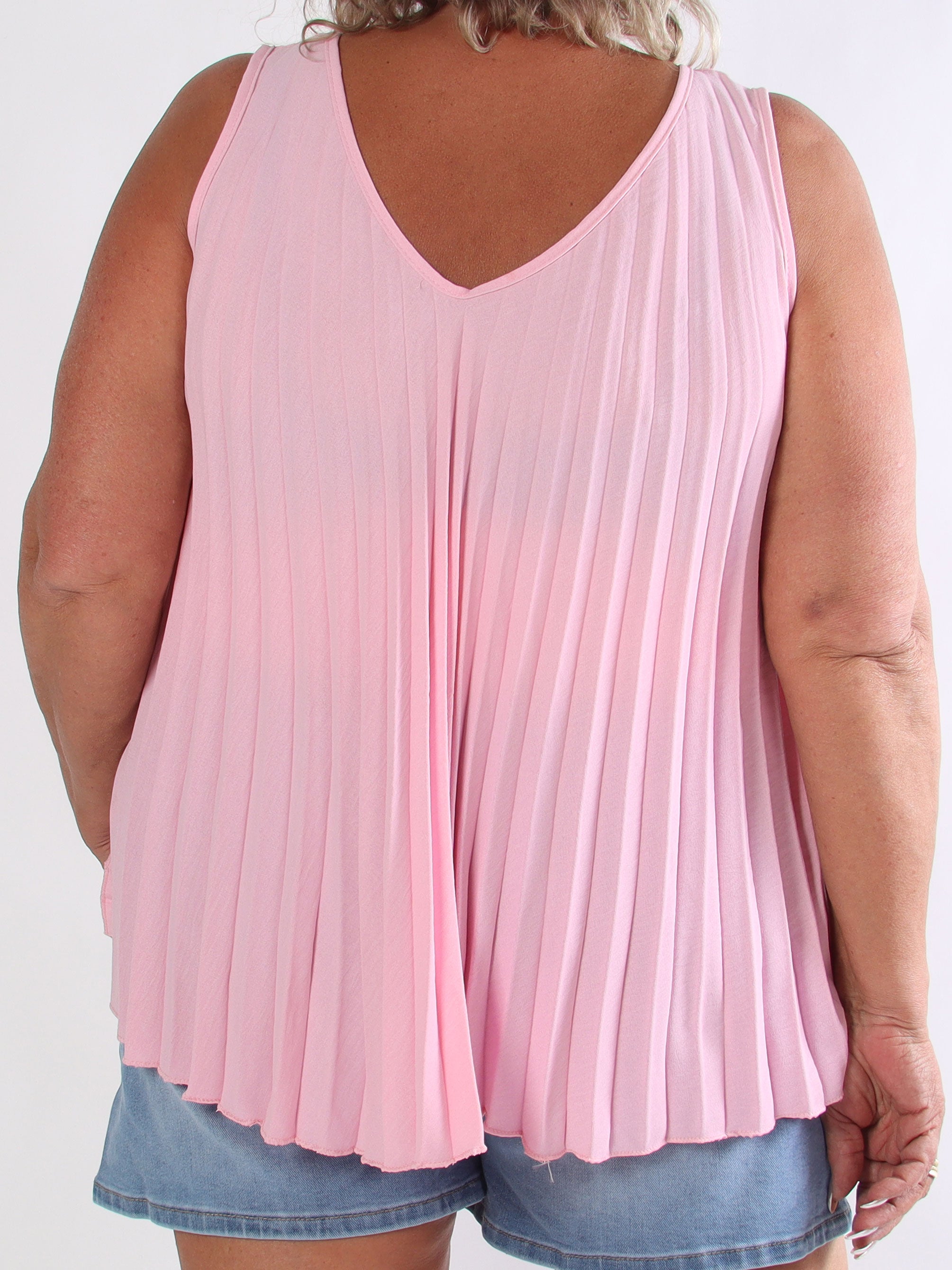 Linda Top - Fin plisseret plus size top i viskoseblanding med V-udskæring